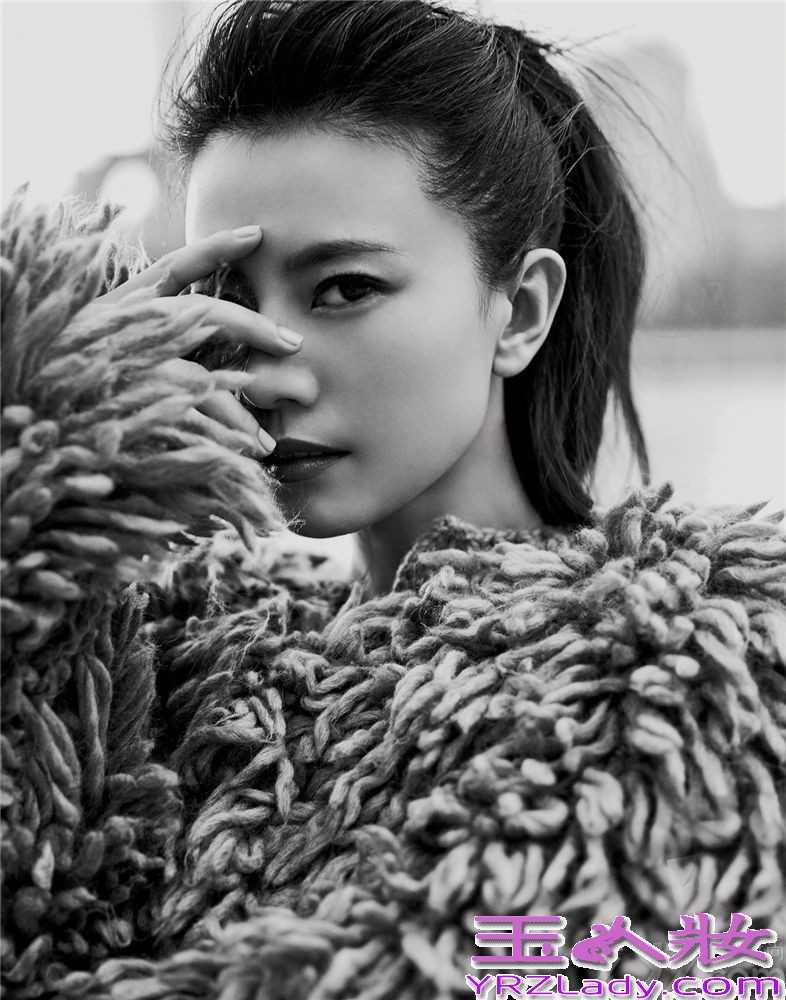 近日，高圆圆于纽约为某杂志拍摄了一组都市感十足的封面大片，在著名地标建筑的映衬下尽显摩登之感。片中，高圆圆以黑白灰为主色，完美演绎身处钢铁森林的都市极简质感，大面积灰色印花服装复古摩登。谈及刚刚结束的纽约时装周，高圆圆轻松地表示，这于她就是一场旅行，开心最重要。