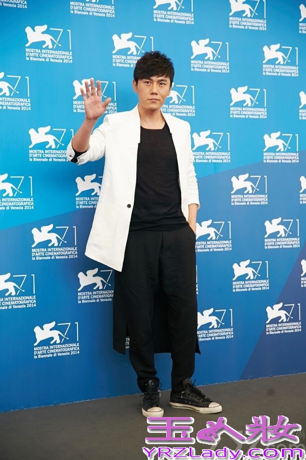 今日，秦昊出席电影《闯入者》的威尼斯发布会，以一身黑白配帅气亮相，笑容亲和不失气场。曾多次入围戛纳、柏林，秦昊已经是国际电影节的常客。
据悉，秦昊在《闯入者》中可谓一大亮点。受访时，谈及为何接演该片，秦昊表示，其一是陪“太后”读书，吕中老师是自己非常欣赏的演员，其二则是舍命陪君子，意指王小帅，称大家能在一起完成优秀作品，是很好的经历。再次入围国际电影节，秦昊称感谢所有人的支持和祝福，更愿大家同样幸福快乐。