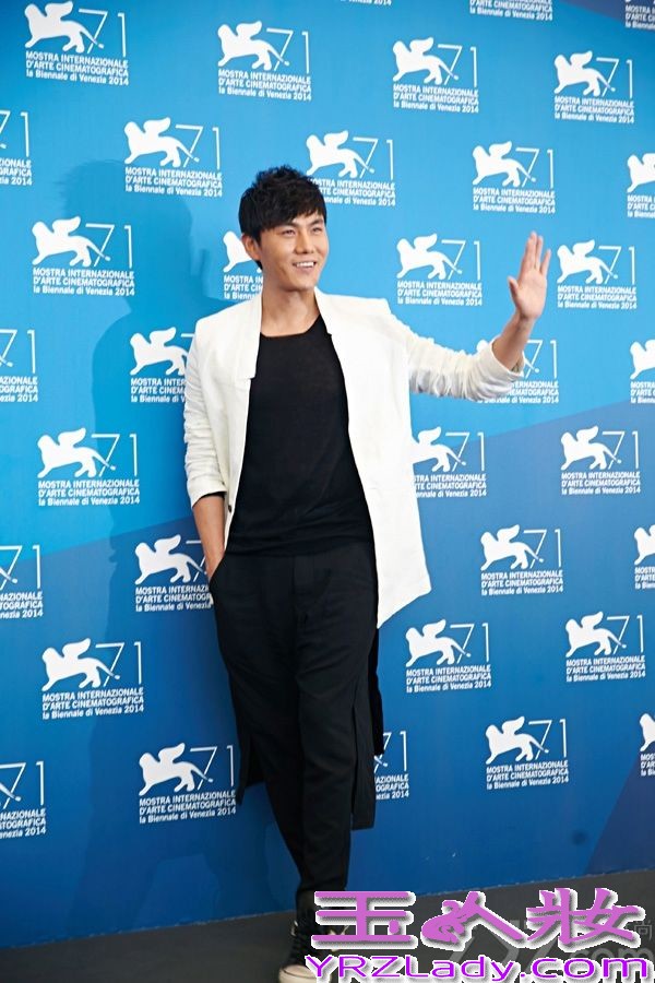 今日，秦昊出席电影《闯入者》的威尼斯发布会，以一身黑白配帅气亮相，笑容亲和不失气场。曾多次入围戛纳、柏林，秦昊已经是国际电影节的常客。
据悉，秦昊在《闯入者》中可谓一大亮点。受访时，谈及为何接演该片，秦昊表示，其一是陪“太后”读书，吕中老师是自己非常欣赏的演员，其二则是舍命陪君子，意指王小帅，称大家能在一起完成优秀作品，是很好的经历。再次入围国际电影节，秦昊称感谢所有人的支持和祝福，更愿大家同样幸福快乐。