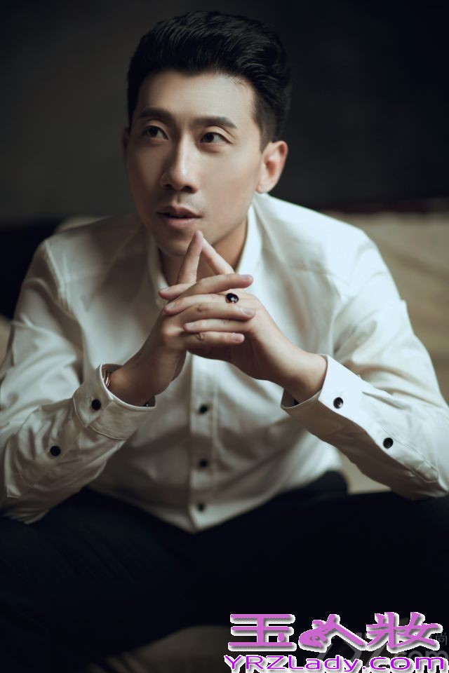 孔郁，本山传媒签约演员，毕业于上海戏剧学院表演系进修班。因在多部影视作品中担任男二号表现斐然，而迅速走红，成为电视圈一线小生。下面一起来看看他的最新帅气写真吧！