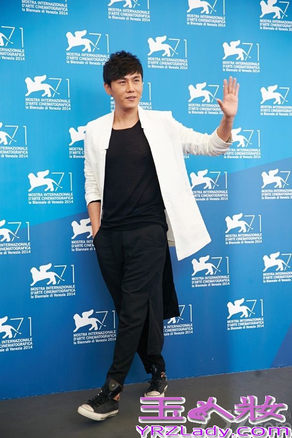 今日，秦昊出席电影《闯入者》的威尼斯发布会，以一身黑白配帅气亮相，笑容亲和不失气场。曾多次入围戛纳、柏林，秦昊已经是国际电影节的常客。
据悉，秦昊在《闯入者》中可谓一大亮点。受访时，谈及为何接演该片，秦昊表示，其一是陪“太后”读书，吕中老师是自己非常欣赏的演员，其二则是舍命陪君子，意指王小帅，称大家能在一起完成优秀作品，是很好的经历。再次入围国际电影节，秦昊称感谢所有人的支持和祝福，更愿大家同样幸福快乐。