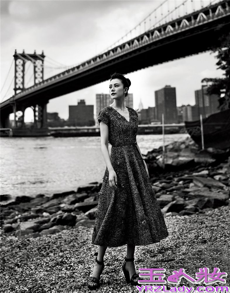 近日，高圆圆于纽约为某杂志拍摄了一组都市感十足的封面大片，在著名地标建筑的映衬下尽显摩登之感。片中，高圆圆以黑白灰为主色，完美演绎身处钢铁森林的都市极简质感，大面积灰色印花服装复古摩登。谈及刚刚结束的纽约时装周，高圆圆轻松地表示，这于她就是一场旅行，开心最重要。