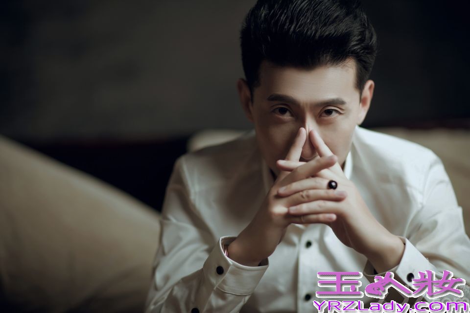 孔郁，本山传媒签约演员，毕业于上海戏剧学院表演系进修班。因在多部影视作品中担任男二号表现斐然，而迅速走红，成为电视圈一线小生。下面一起来看看他的最新帅气写真吧！