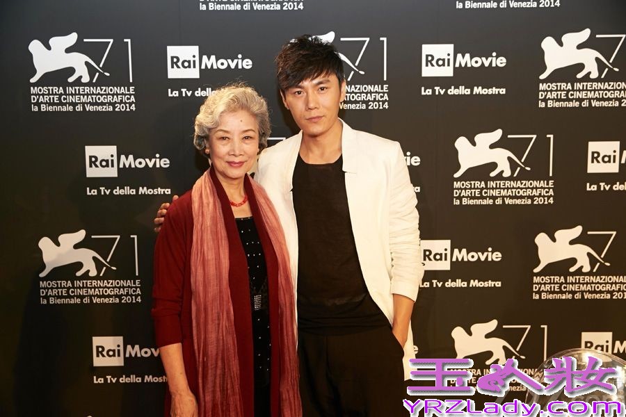 今日，秦昊出席电影《闯入者》的威尼斯发布会，以一身黑白配帅气亮相，笑容亲和不失气场。曾多次入围戛纳、柏林，秦昊已经是国际电影节的常客。
据悉，秦昊在《闯入者》中可谓一大亮点。受访时，谈及为何接演该片，秦昊表示，其一是陪“太后”读书，吕中老师是自己非常欣赏的演员，其二则是舍命陪君子，意指王小帅，称大家能在一起完成优秀作品，是很好的经历。再次入围国际电影节，秦昊称感谢所有人的支持和祝福，更愿大家同样幸福快乐。