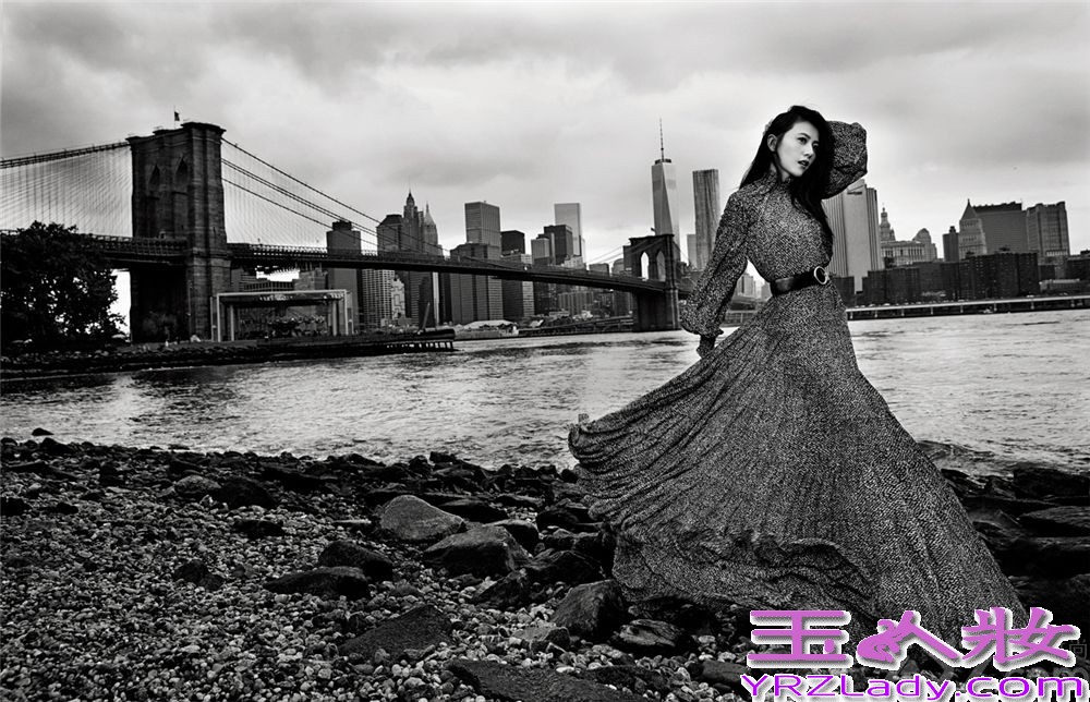 近日，高圆圆于纽约为某杂志拍摄了一组都市感十足的封面大片，在著名地标建筑的映衬下尽显摩登之感。片中，高圆圆以黑白灰为主色，完美演绎身处钢铁森林的都市极简质感，大面积灰色印花服装复古摩登。谈及刚刚结束的纽约时装周，高圆圆轻松地表示，这于她就是一场旅行，开心最重要。