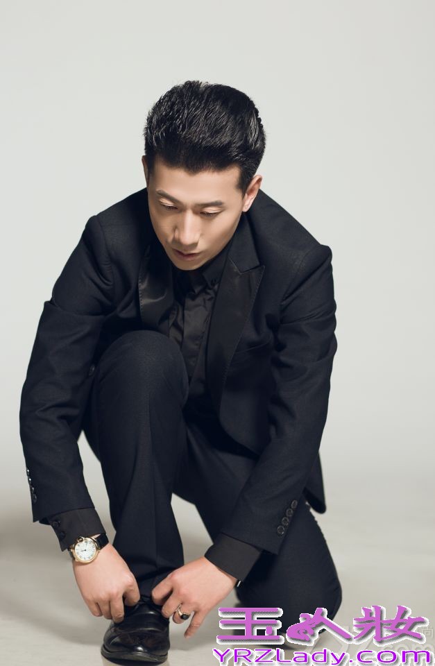 孔郁，本山传媒签约演员，毕业于上海戏剧学院表演系进修班。因在多部影视作品中担任男二号表现斐然，而迅速走红，成为电视圈一线小生。下面一起来看看他的最新帅气写真吧！