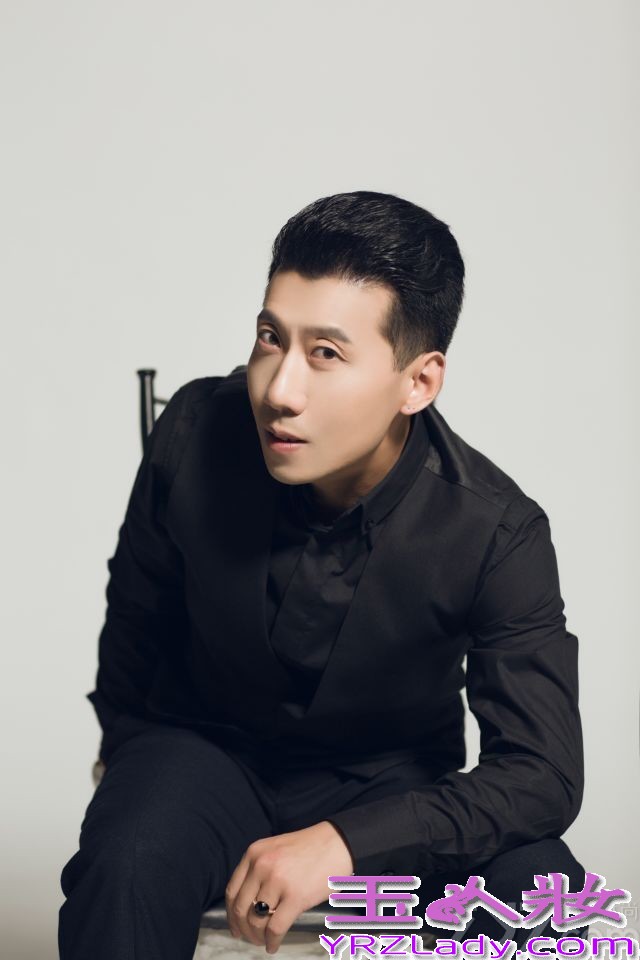 孔郁，本山传媒签约演员，毕业于上海戏剧学院表演系进修班。因在多部影视作品中担任男二号表现斐然，而迅速走红，成为电视圈一线小生。下面一起来看看他的最新帅气写真吧！