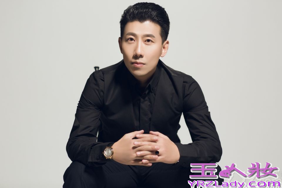 孔郁，本山传媒签约演员，毕业于上海戏剧学院表演系进修班。因在多部影视作品中担任男二号表现斐然，而迅速走红，成为电视圈一线小生。下面一起来看看他的最新帅气写真吧！