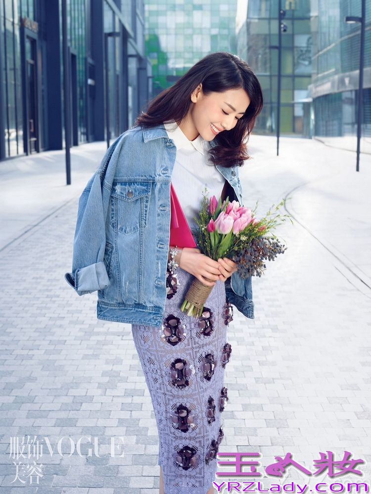 近日，高圆圆于纽约为某杂志拍摄了一组都市感十足的封面大片，在著名地标建筑的映衬下尽显摩登之感。片中，高圆圆以黑白灰为主色，完美演绎身处钢铁森林的都市极简质感，大面积灰色印花服装复古摩登。谈及刚刚结束的纽约时装周，高圆圆轻松地表示，这于她就是一场旅行，开心最重要。