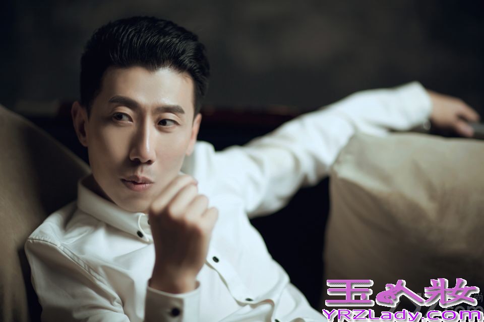 孔郁，本山传媒签约演员，毕业于上海戏剧学院表演系进修班。因在多部影视作品中担任男二号表现斐然，而迅速走红，成为电视圈一线小生。下面一起来看看他的最新帅气写真吧！