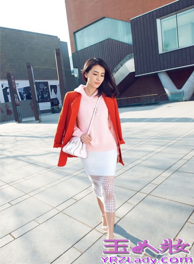 近日，高圆圆于纽约为某杂志拍摄了一组都市感十足的封面大片，在著名地标建筑的映衬下尽显摩登之感。片中，高圆圆以黑白灰为主色，完美演绎身处钢铁森林的都市极简质感，大面积灰色印花服装复古摩登。谈及刚刚结束的纽约时装周，高圆圆轻松地表示，这于她就是一场旅行，开心最重要。