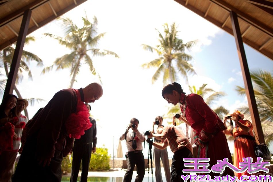 9月10日晚7时许，民警在在北京东城区某小区一单元楼内将进行卖淫嫖娼活动的王某某抓获，后证实此人便是《白鹿原》导演王全安，亦是雨绮老公。此事一出，王全安和张雨绮婚纱照图片也被传的火热，下面一起来回顾一下张雨绮、王全安昔日恩爱的点点滴滴吧！