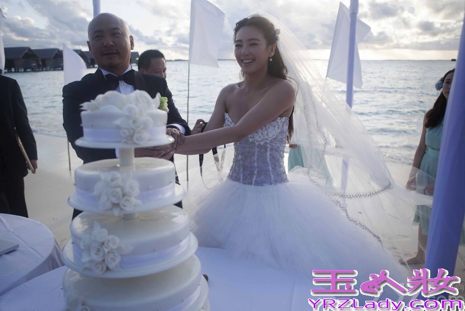 9月10日晚7时许，民警在在北京东城区某小区一单元楼内将进行卖淫嫖娼活动的王某某抓获，后证实此人便是《白鹿原》导演王全安，亦是雨绮老公。此事一出，王全安和张雨绮婚纱照图片也被传的火热，下面一起来回顾一下张雨绮、王全安昔日恩爱的点点滴滴吧！