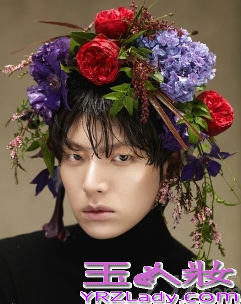 近日，安宰贤、CNBLUE李宗泫、金元中、徐康俊、洪中贤携手某时尚杂志拍摄了一组写真图片，吸引了大批粉丝的目光。当下炙手可热的小鲜肉共同演绎着另类、感性的时尚大片，看来属于他们的时代终于到了。