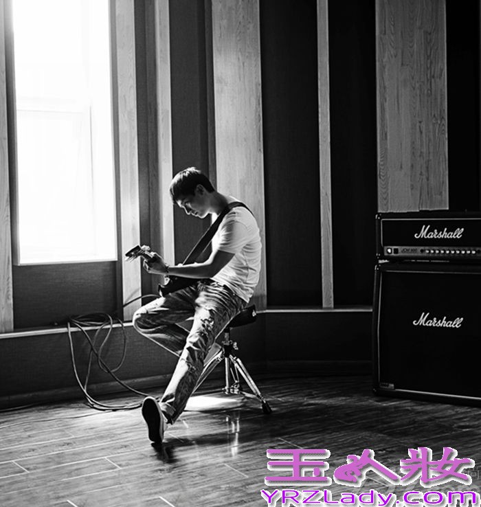 今日，华谊兄弟旗下当红歌手，实力唱作人陈楚生2014年度“一见如故”全国巡回演唱会海报惊喜曝光，身着T恤、牛仔的陈楚生展现了专属于他“干净、温暖”的独特气质。这一系列由著名艺术家、音乐人张亚东首次跨界拍摄的作品，一经面世便令人惊艳、称赞不绝。经典的拍摄风格，黑白的成像效果，一切都与陈楚生追求简单音乐的理念不谋而合。据悉，陈楚生“一见如故”全国巡回演唱会首站将于11月1日唱响北京工人体育馆，敬请期待！