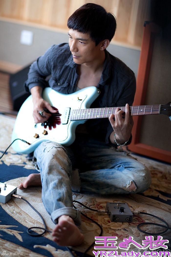 今日，华谊兄弟旗下当红歌手，实力唱作人陈楚生2014年度“一见如故”全国巡回演唱会海报惊喜曝光，身着T恤、牛仔的陈楚生展现了专属于他“干净、温暖”的独特气质。这一系列由著名艺术家、音乐人张亚东首次跨界拍摄的作品，一经面世便令人惊艳、称赞不绝。经典的拍摄风格，黑白的成像效果，一切都与陈楚生追求简单音乐的理念不谋而合。据悉，陈楚生“一见如故”全国巡回演唱会首站将于11月1日唱响北京工人体育馆，敬请期待！