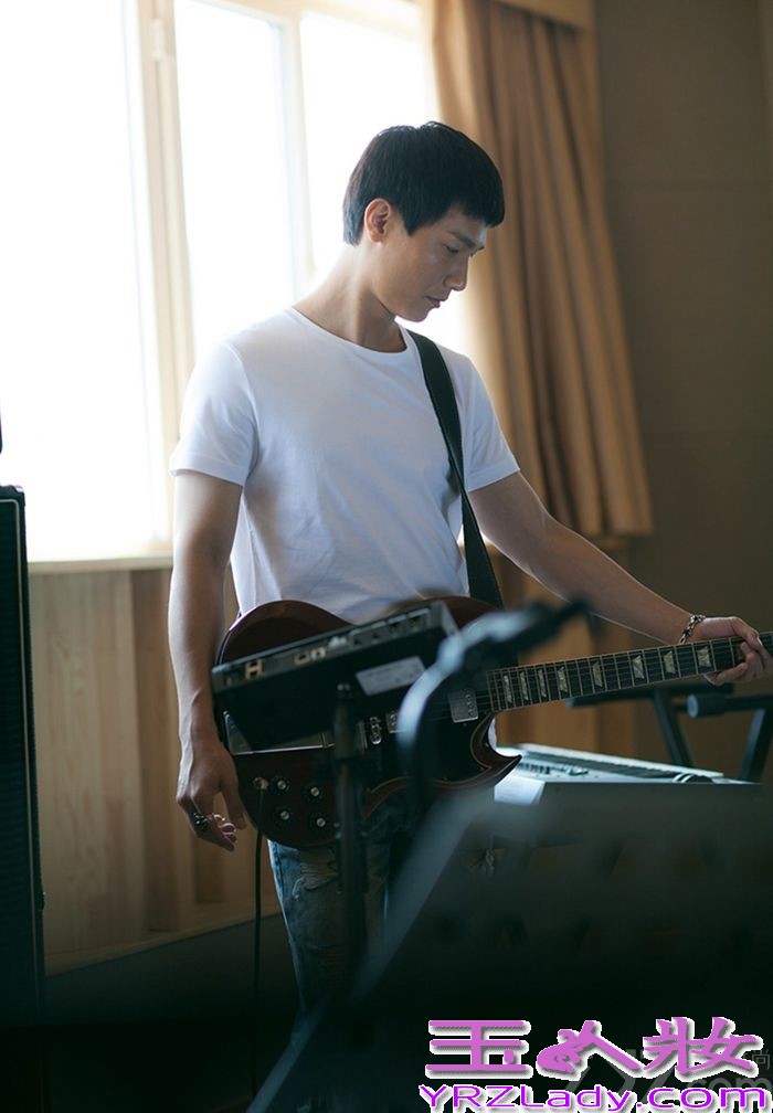 今日，华谊兄弟旗下当红歌手，实力唱作人陈楚生2014年度“一见如故”全国巡回演唱会海报惊喜曝光，身着T恤、牛仔的陈楚生展现了专属于他“干净、温暖”的独特气质。这一系列由著名艺术家、音乐人张亚东首次跨界拍摄的作品，一经面世便令人惊艳、称赞不绝。经典的拍摄风格，黑白的成像效果，一切都与陈楚生追求简单音乐的理念不谋而合。据悉，陈楚生“一见如故”全国巡回演唱会首站将于11月1日唱响北京工人体育馆，敬请期待！