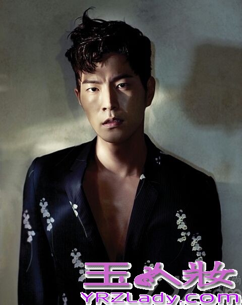 近日，安宰贤、CNBLUE李宗泫、金元中、徐康俊、洪中贤携手某时尚杂志拍摄了一组写真图片，吸引了大批粉丝的目光。当下炙手可热的小鲜肉共同演绎着另类、感性的时尚大片，看来属于他们的时代终于到了。