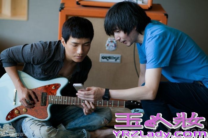 今日，华谊兄弟旗下当红歌手，实力唱作人陈楚生2014年度“一见如故”全国巡回演唱会海报惊喜曝光，身着T恤、牛仔的陈楚生展现了专属于他“干净、温暖”的独特气质。这一系列由著名艺术家、音乐人张亚东首次跨界拍摄的作品，一经面世便令人惊艳、称赞不绝。经典的拍摄风格，黑白的成像效果，一切都与陈楚生追求简单音乐的理念不谋而合。据悉，陈楚生“一见如故”全国巡回演唱会首站将于11月1日唱响北京工人体育馆，敬请期待！