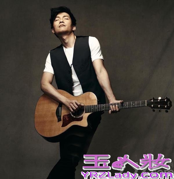 今日，华谊兄弟旗下当红歌手，实力唱作人陈楚生2014年度“一见如故”全国巡回演唱会海报惊喜曝光，身着T恤、牛仔的陈楚生展现了专属于他“干净、温暖”的独特气质。这一系列由著名艺术家、音乐人张亚东首次跨界拍摄的作品，一经面世便令人惊艳、称赞不绝。经典的拍摄风格，黑白的成像效果，一切都与陈楚生追求简单音乐的理念不谋而合。据悉，陈楚生“一见如故”全国巡回演唱会首站将于11月1日唱响北京工人体育馆，敬请期待！