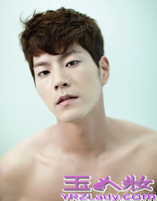 近日，安宰贤、CNBLUE李宗泫、金元中、徐康俊、洪中贤携手某时尚杂志拍摄了一组写真图片，吸引了大批粉丝的目光。当下炙手可热的小鲜肉共同演绎着另类、感性的时尚大片，看来属于他们的时代终于到了。