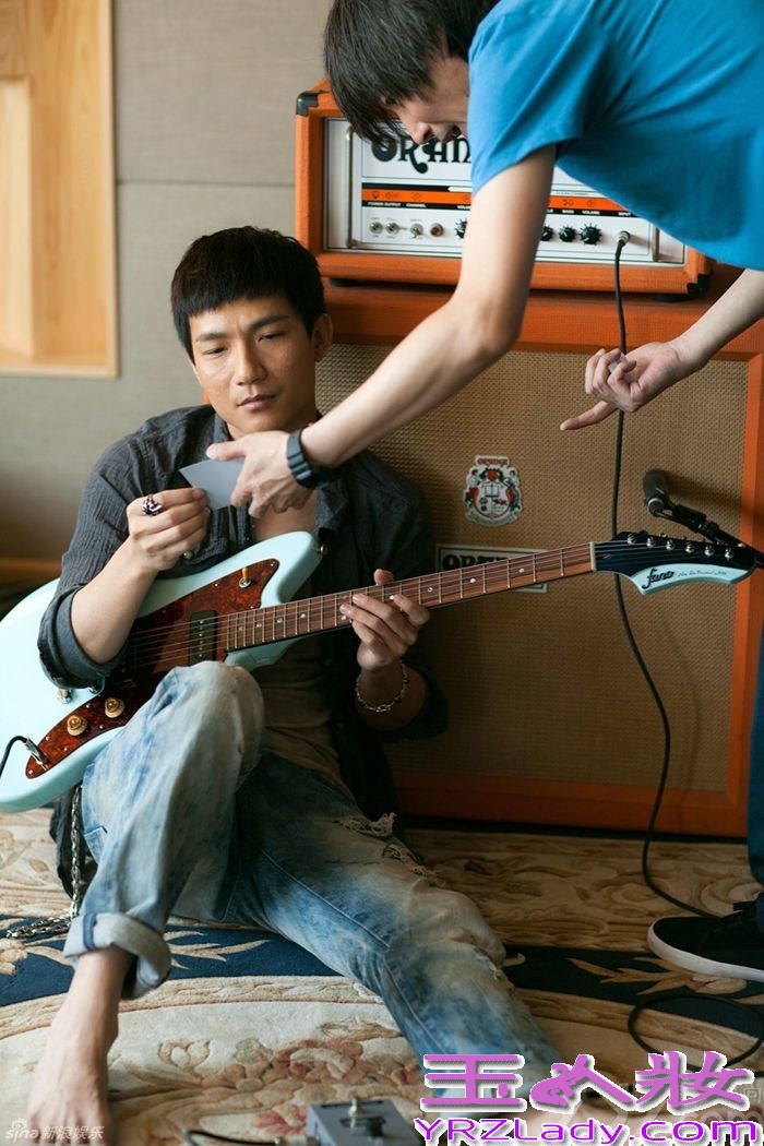 今日，华谊兄弟旗下当红歌手，实力唱作人陈楚生2014年度“一见如故”全国巡回演唱会海报惊喜曝光，身着T恤、牛仔的陈楚生展现了专属于他“干净、温暖”的独特气质。这一系列由著名艺术家、音乐人张亚东首次跨界拍摄的作品，一经面世便令人惊艳、称赞不绝。经典的拍摄风格，黑白的成像效果，一切都与陈楚生追求简单音乐的理念不谋而合。据悉，陈楚生“一见如故”全国巡回演唱会首站将于11月1日唱响北京工人体育馆，敬请期待！