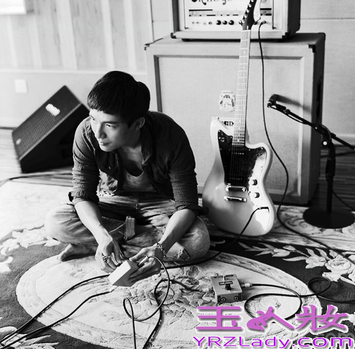 今日，华谊兄弟旗下当红歌手，实力唱作人陈楚生2014年度“一见如故”全国巡回演唱会海报惊喜曝光，身着T恤、牛仔的陈楚生展现了专属于他“干净、温暖”的独特气质。这一系列由著名艺术家、音乐人张亚东首次跨界拍摄的作品，一经面世便令人惊艳、称赞不绝。经典的拍摄风格，黑白的成像效果，一切都与陈楚生追求简单音乐的理念不谋而合。据悉，陈楚生“一见如故”全国巡回演唱会首站将于11月1日唱响北京工人体育馆，敬请期待！