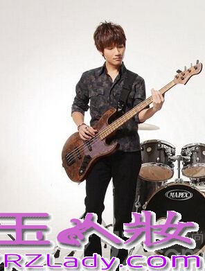 今日，华谊兄弟旗下当红歌手，实力唱作人陈楚生2014年度“一见如故”全国巡回演唱会海报惊喜曝光，身着T恤、牛仔的陈楚生展现了专属于他“干净、温暖”的独特气质。这一系列由著名艺术家、音乐人张亚东首次跨界拍摄的作品，一经面世便令人惊艳、称赞不绝。经典的拍摄风格，黑白的成像效果，一切都与陈楚生追求简单音乐的理念不谋而合。据悉，陈楚生“一见如故”全国巡回演唱会首站将于11月1日唱响北京工人体育馆，敬请期待！