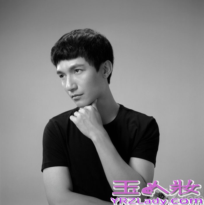 今日，华谊兄弟旗下当红歌手，实力唱作人陈楚生2014年度“一见如故”全国巡回演唱会海报惊喜曝光，身着T恤、牛仔的陈楚生展现了专属于他“干净、温暖”的独特气质。这一系列由著名艺术家、音乐人张亚东首次跨界拍摄的作品，一经面世便令人惊艳、称赞不绝。经典的拍摄风格，黑白的成像效果，一切都与陈楚生追求简单音乐的理念不谋而合。据悉，陈楚生“一见如故”全国巡回演唱会首站将于11月1日唱响北京工人体育馆，敬请期待！