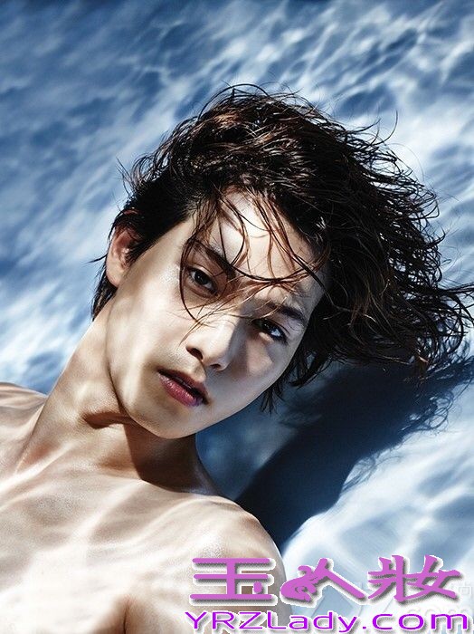 近日，安宰贤、CNBLUE李宗泫、金元中、徐康俊、洪中贤携手某时尚杂志拍摄了一组写真图片，吸引了大批粉丝的目光。当下炙手可热的小鲜肉共同演绎着另类、感性的时尚大片，看来属于他们的时代终于到了。