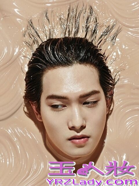 近日，安宰贤、CNBLUE李宗泫、金元中、徐康俊、洪中贤携手某时尚杂志拍摄了一组写真图片，吸引了大批粉丝的目光。当下炙手可热的小鲜肉共同演绎着另类、感性的时尚大片，看来属于他们的时代终于到了。