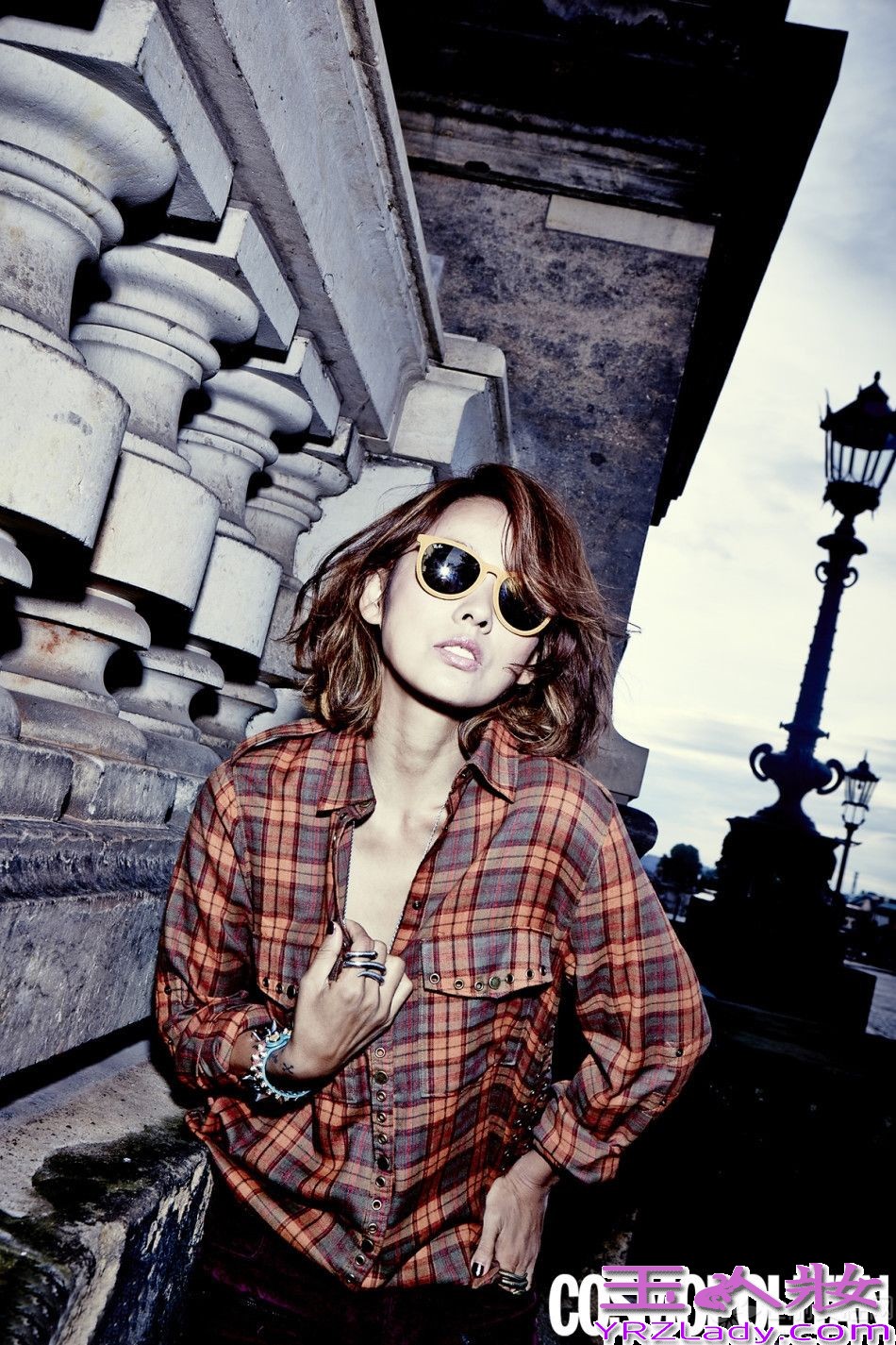 韩国超高人气女星李孝利前往柏林拍摄了一组写真，以市内夜路旅行家为主题，尽展朋克、休闲、优雅、性感等多种造型，魅惑十足。据悉，这次拍摄是携手时尚杂志《COSMOPOLITAN》为品牌Zadig et Voltaire的2014年秋冬季新品最推广，下面一起来看看李孝利最新时尚写真集图片吧！