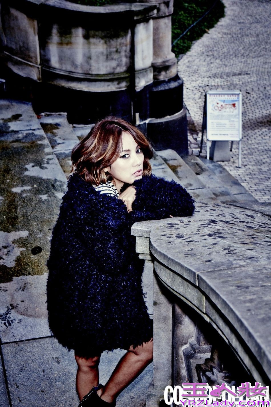 韩国超高人气女星李孝利前往柏林拍摄了一组写真，以市内夜路旅行家为主题，尽展朋克、休闲、优雅、性感等多种造型，魅惑十足。据悉，这次拍摄是携手时尚杂志《COSMOPOLITAN》为品牌Zadig et Voltaire的2014年秋冬季新品最推广，下面一起来看看李孝利最新时尚写真集图片吧！