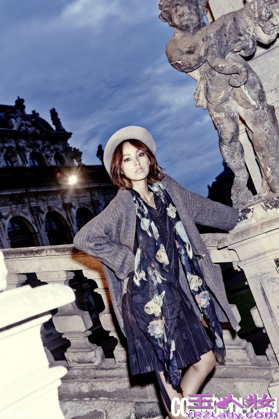 韩国超高人气女星李孝利前往柏林拍摄了一组写真，以市内夜路旅行家为主题，尽展朋克、休闲、优雅、性感等多种造型，魅惑十足。据悉，这次拍摄是携手时尚杂志《COSMOPOLITAN》为品牌Zadig et Voltaire的2014年秋冬季新品最推广，下面一起来看看李孝利最新时尚写真集图片吧！