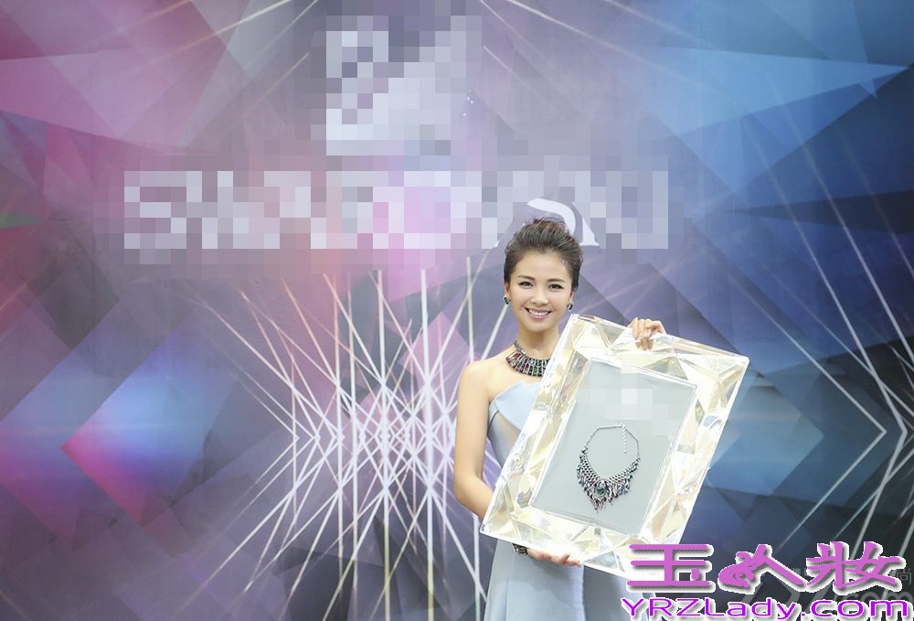 近日，刘涛频繁受邀出席品牌活动，经典黑白配色抹胸衫搭配长裤现身，黑色直发披肩，英姿飒爽，将率性大气的一面体现的淋漓尽致。而一袭淡蓝色长裙则温柔动人，优雅大气之中不失柔美温婉。