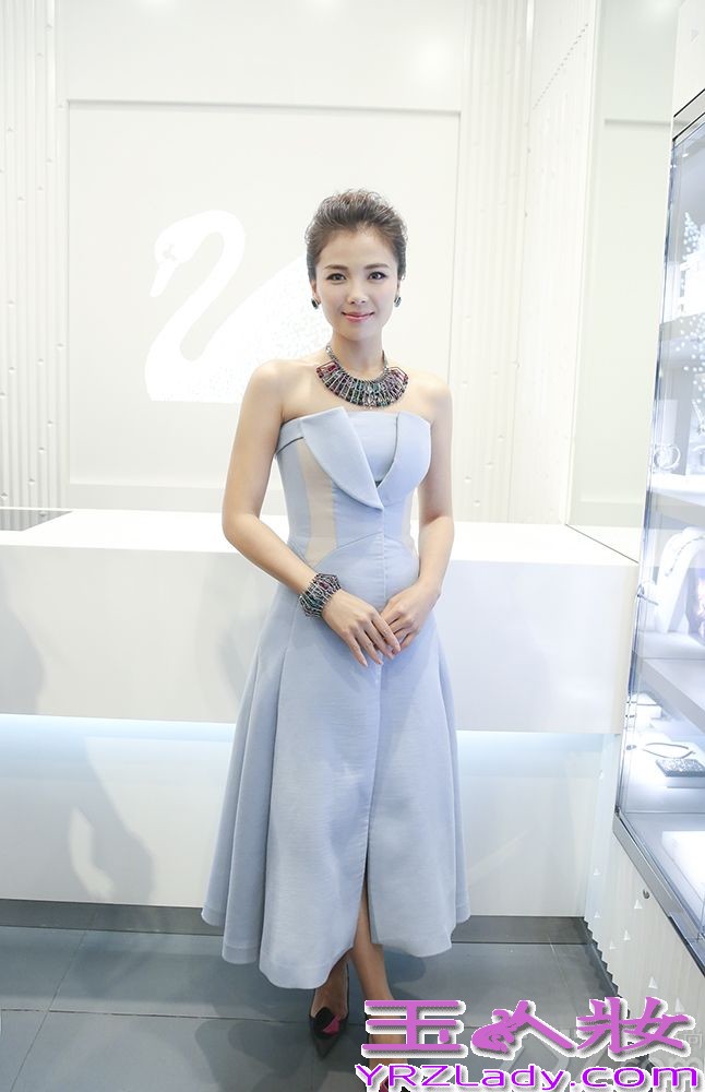 近日，刘涛频繁受邀出席品牌活动，经典黑白配色抹胸衫搭配长裤现身，黑色直发披肩，英姿飒爽，将率性大气的一面体现的淋漓尽致。而一袭淡蓝色长裙则温柔动人，优雅大气之中不失柔美温婉。