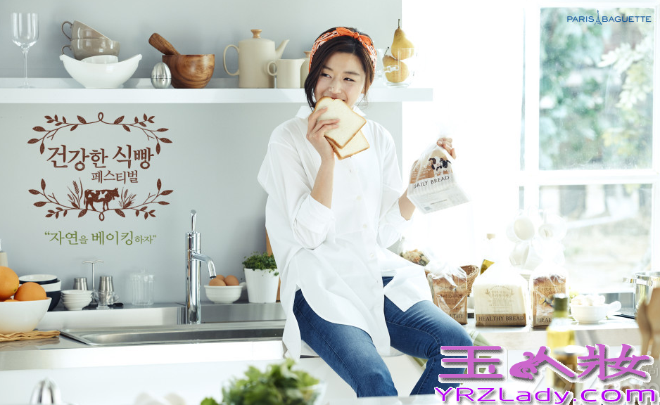 近日，女神全智贤为代言的电器产品拍摄了一组家具画报写真，这组家具电器写真图中，全智贤穿着简约白衬衫以及牛仔裤，依旧能展示出女神魅力，在厨房啃面包，展现俏皮活泼的魅力。分享全智贤时尚厨娘写真图片，俏皮活泼与甜笑诱惑也迷人。