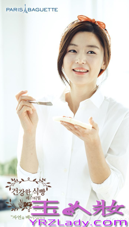 近日，女神全智贤为代言的电器产品拍摄了一组家具画报写真，这组家具电器写真图中，全智贤穿着简约白衬衫以及牛仔裤，依旧能展示出女神魅力，在厨房啃面包，展现俏皮活泼的魅力。分享全智贤时尚厨娘写真图片，俏皮活泼与甜笑诱惑也迷人。