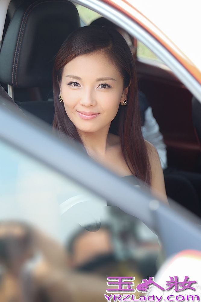 近日，刘涛频繁受邀出席品牌活动，经典黑白配色抹胸衫搭配长裤现身，黑色直发披肩，英姿飒爽，将率性大气的一面体现的淋漓尽致。而一袭淡蓝色长裙则温柔动人，优雅大气之中不失柔美温婉。