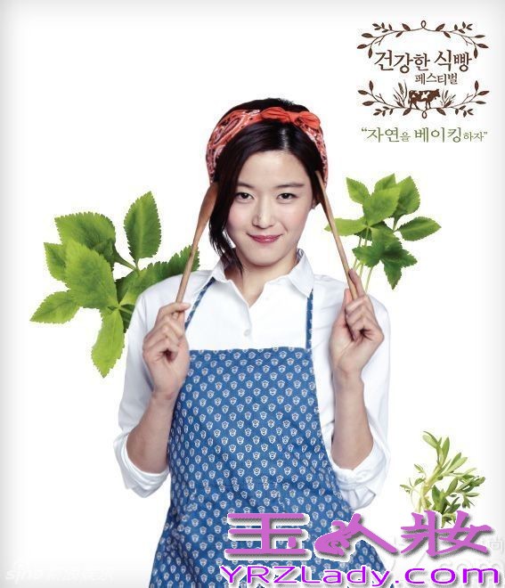 近日，女神全智贤为代言的电器产品拍摄了一组家具画报写真，这组家具电器写真图中，全智贤穿着简约白衬衫以及牛仔裤，依旧能展示出女神魅力，在厨房啃面包，展现俏皮活泼的魅力。分享全智贤时尚厨娘写真图片，俏皮活泼与甜笑诱惑也迷人。