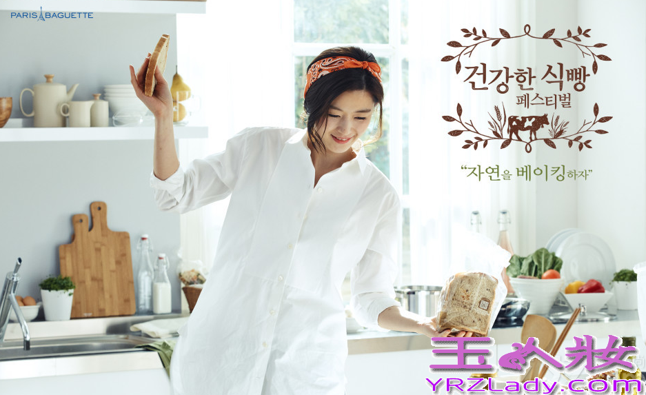 近日，女神全智贤为代言的电器产品拍摄了一组家具画报写真，这组家具电器写真图中，全智贤穿着简约白衬衫以及牛仔裤，依旧能展示出女神魅力，在厨房啃面包，展现俏皮活泼的魅力。分享全智贤时尚厨娘写真图片，俏皮活泼与甜笑诱惑也迷人。