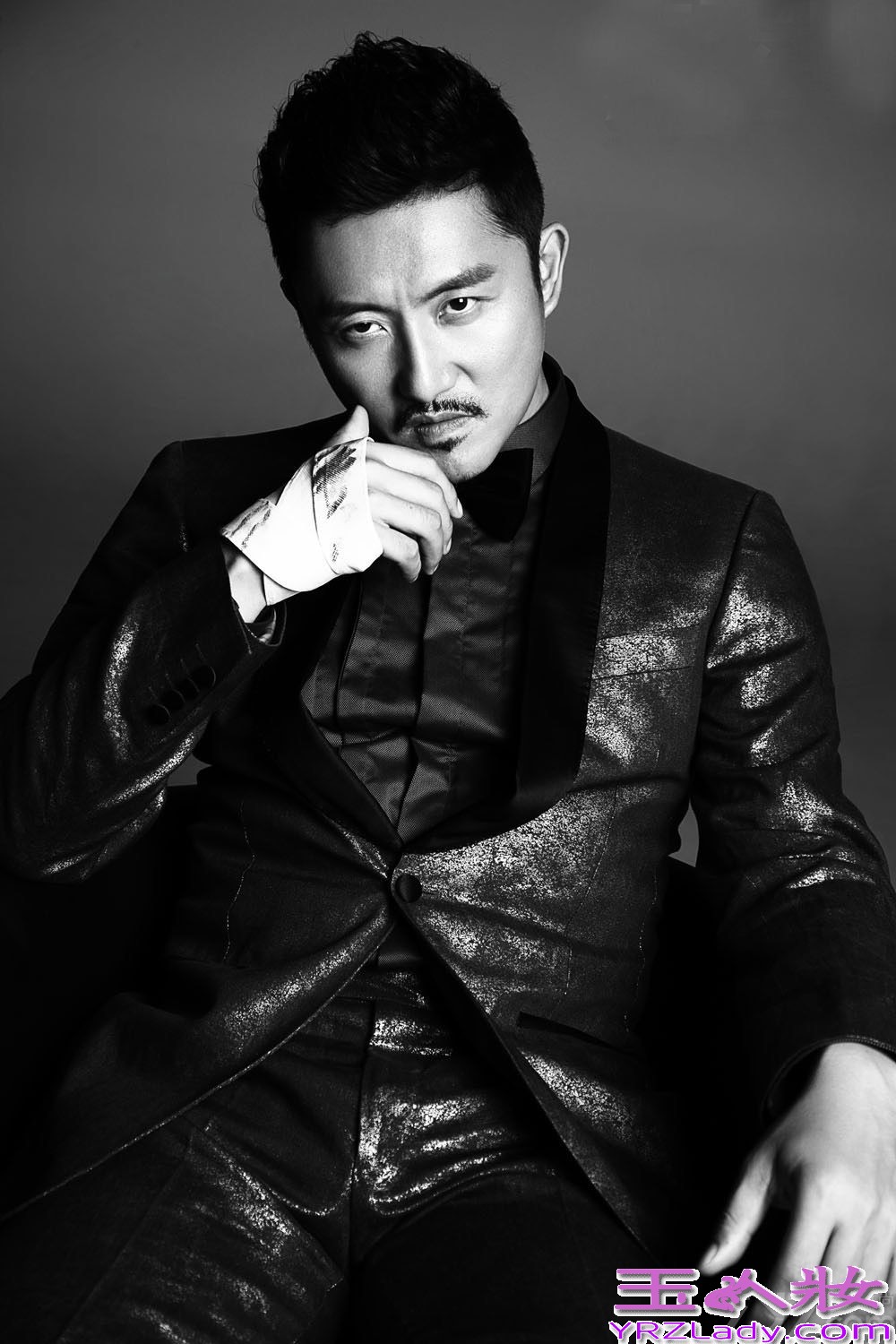 涂松岩，毕业于中戏94级表演系本科，近几年已经成了荧屏上的中流砥柱。而年近四十、气质成熟的他在工作之外却有着一颗顽童心，能把业余生活安排的乐趣盎然。下面就一起来看看他的最新写真吧！镜头前，穿着绅士礼服、系着蝴蝶领结，他却手缠纱布、霸气外露，散发出成熟的致命诱惑。