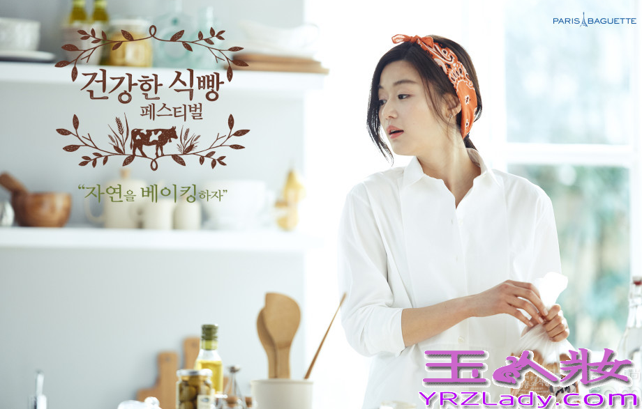 近日，女神全智贤为代言的电器产品拍摄了一组家具画报写真，这组家具电器写真图中，全智贤穿着简约白衬衫以及牛仔裤，依旧能展示出女神魅力，在厨房啃面包，展现俏皮活泼的魅力。分享全智贤时尚厨娘写真图片，俏皮活泼与甜笑诱惑也迷人。