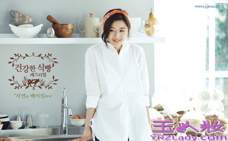 近日，女神全智贤为代言的电器产品拍摄了一组家具画报写真，这组家具电器写真图中，全智贤穿着简约白衬衫以及牛仔裤，依旧能展示出女神魅力，在厨房啃面包，展现俏皮活泼的魅力。分享全智贤时尚厨娘写真图片，俏皮活泼与甜笑诱惑也迷人。