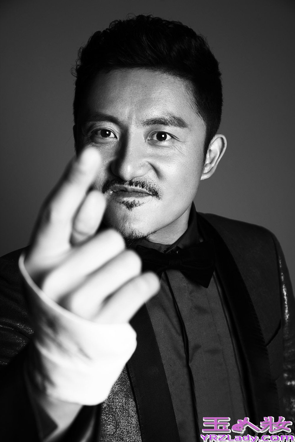 涂松岩，毕业于中戏94级表演系本科，近几年已经成了荧屏上的中流砥柱。而年近四十、气质成熟的他在工作之外却有着一颗顽童心，能把业余生活安排的乐趣盎然。下面就一起来看看他的最新写真吧！镜头前，穿着绅士礼服、系着蝴蝶领结，他却手缠纱布、霸气外露，散发出成熟的致命诱惑。