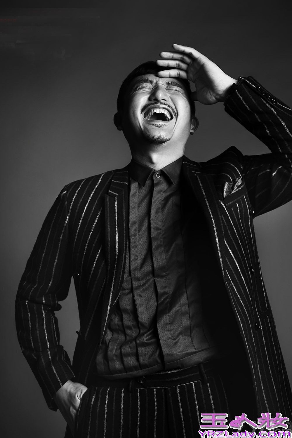 涂松岩，毕业于中戏94级表演系本科，近几年已经成了荧屏上的中流砥柱。而年近四十、气质成熟的他在工作之外却有着一颗顽童心，能把业余生活安排的乐趣盎然。下面就一起来看看他的最新写真吧！镜头前，穿着绅士礼服、系着蝴蝶领结，他却手缠纱布、霸气外露，散发出成熟的致命诱惑。