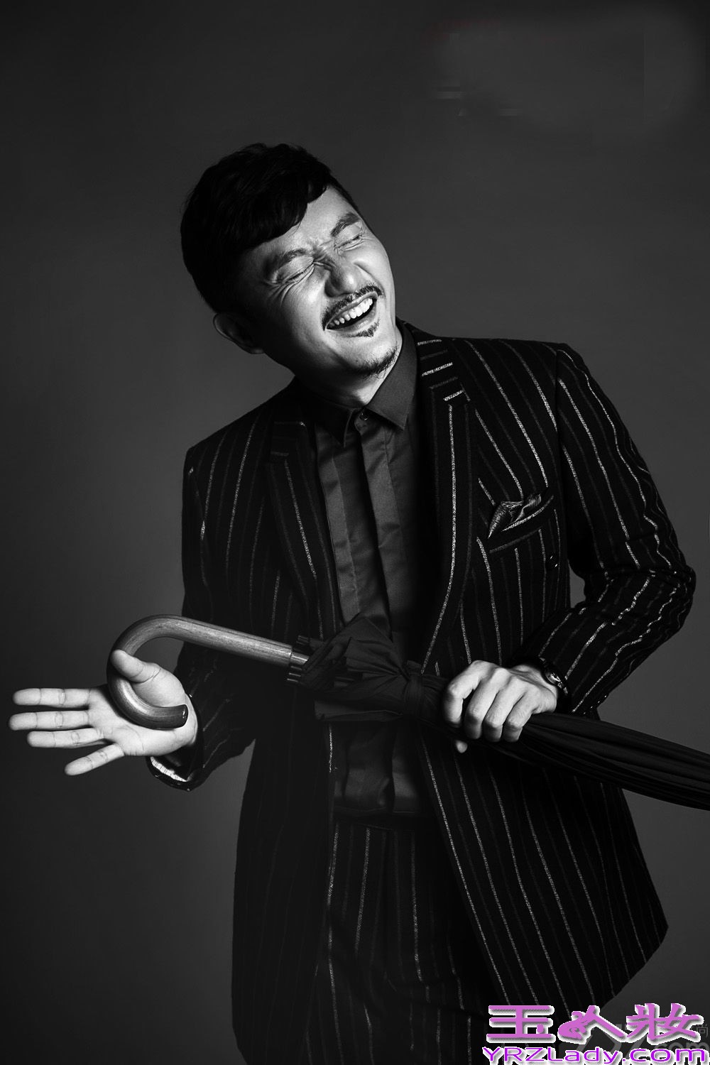 涂松岩，毕业于中戏94级表演系本科，近几年已经成了荧屏上的中流砥柱。而年近四十、气质成熟的他在工作之外却有着一颗顽童心，能把业余生活安排的乐趣盎然。下面就一起来看看他的最新写真吧！镜头前，穿着绅士礼服、系着蝴蝶领结，他却手缠纱布、霸气外露，散发出成熟的致命诱惑。