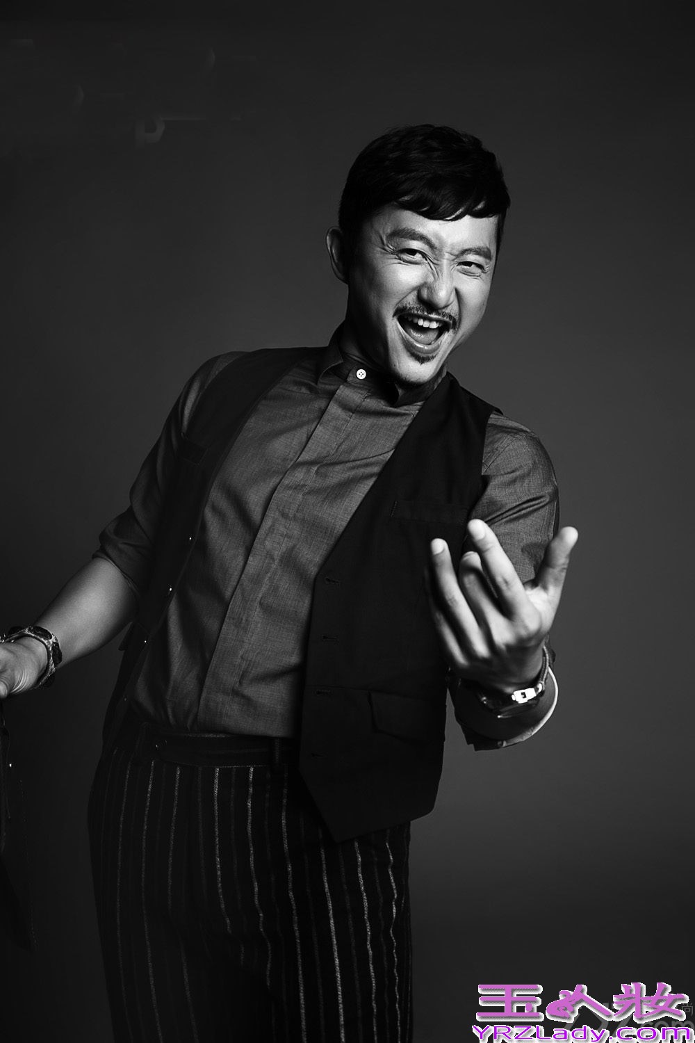 涂松岩，毕业于中戏94级表演系本科，近几年已经成了荧屏上的中流砥柱。而年近四十、气质成熟的他在工作之外却有着一颗顽童心，能把业余生活安排的乐趣盎然。下面就一起来看看他的最新写真吧！镜头前，穿着绅士礼服、系着蝴蝶领结，他却手缠纱布、霸气外露，散发出成熟的致命诱惑。