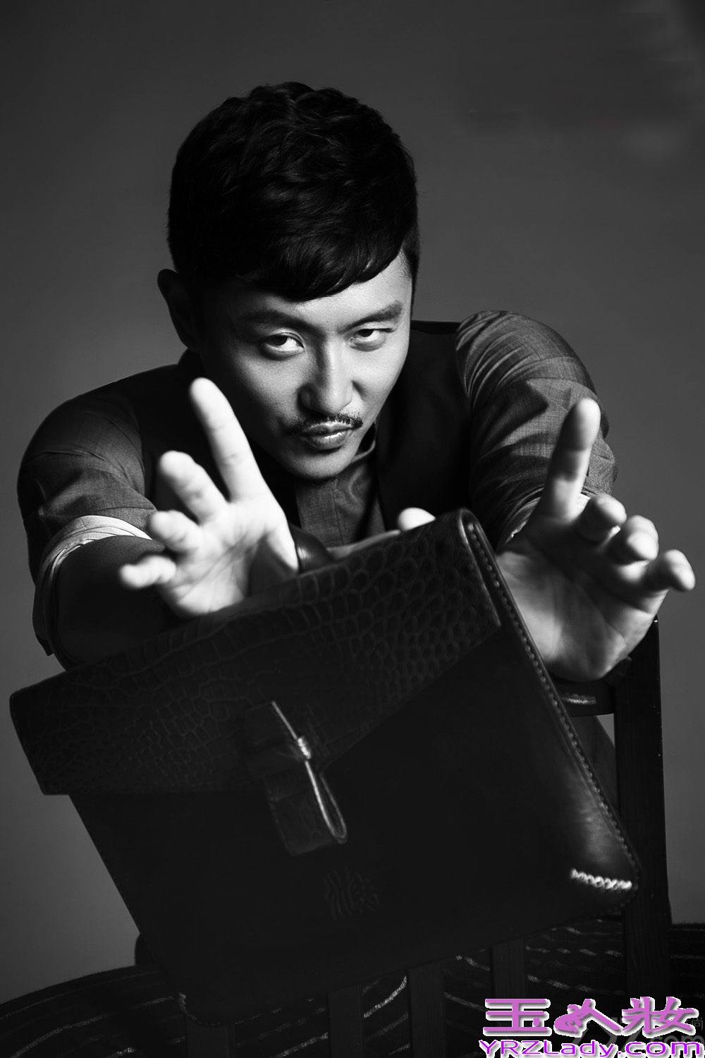 涂松岩，毕业于中戏94级表演系本科，近几年已经成了荧屏上的中流砥柱。而年近四十、气质成熟的他在工作之外却有着一颗顽童心，能把业余生活安排的乐趣盎然。下面就一起来看看他的最新写真吧！镜头前，穿着绅士礼服、系着蝴蝶领结，他却手缠纱布、霸气外露，散发出成熟的致命诱惑。