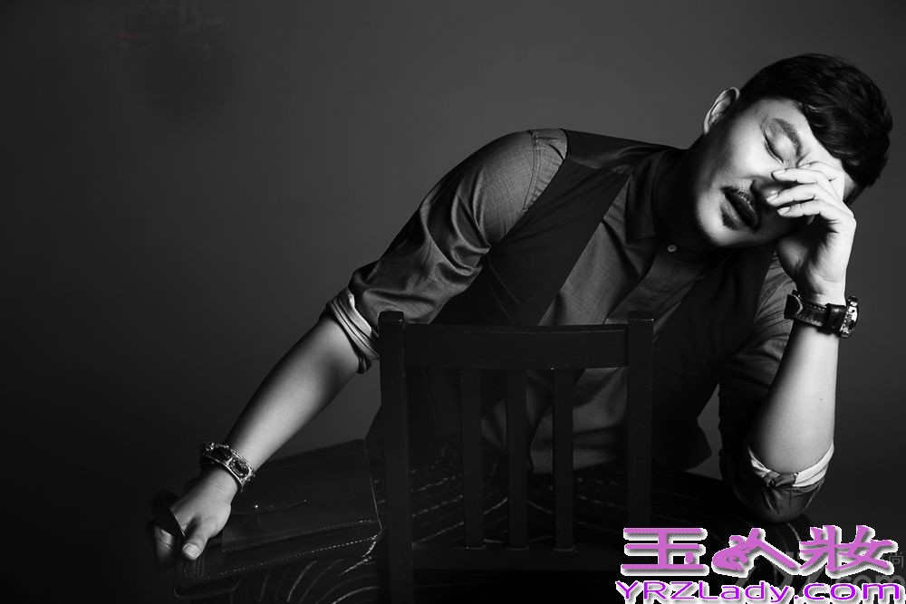 涂松岩，毕业于中戏94级表演系本科，近几年已经成了荧屏上的中流砥柱。而年近四十、气质成熟的他在工作之外却有着一颗顽童心，能把业余生活安排的乐趣盎然。下面就一起来看看他的最新写真吧！镜头前，穿着绅士礼服、系着蝴蝶领结，他却手缠纱布、霸气外露，散发出成熟的致命诱惑。